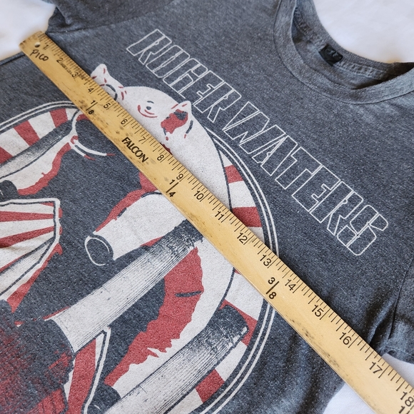 Roger Waters Us + Them Rock N Roll Band Concert Tour Small Gray Graphic T-Shirt - Picture 5 of 6